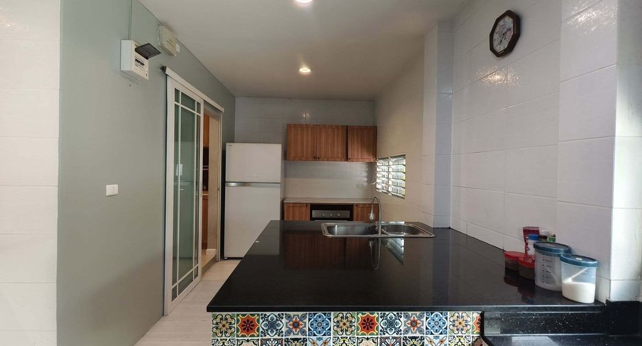 For rent 5 bedrooms house in Bang Kapi, Bangkok