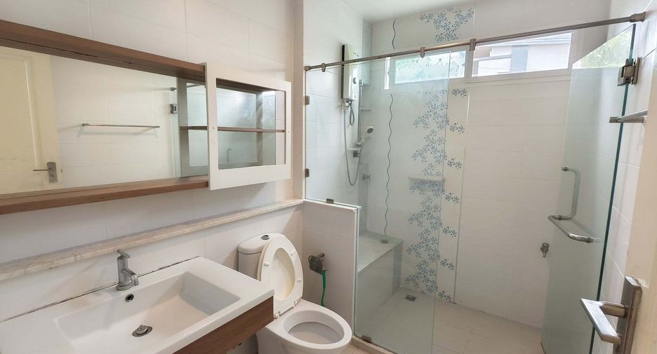 For rent 5 bedrooms house in Bang Kapi, Bangkok
