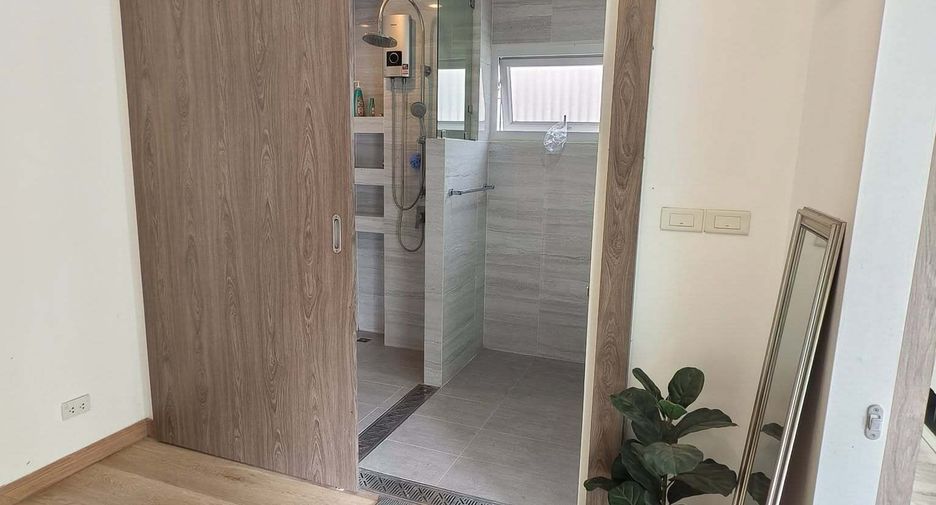 For rent 5 bedrooms house in Bang Kapi, Bangkok