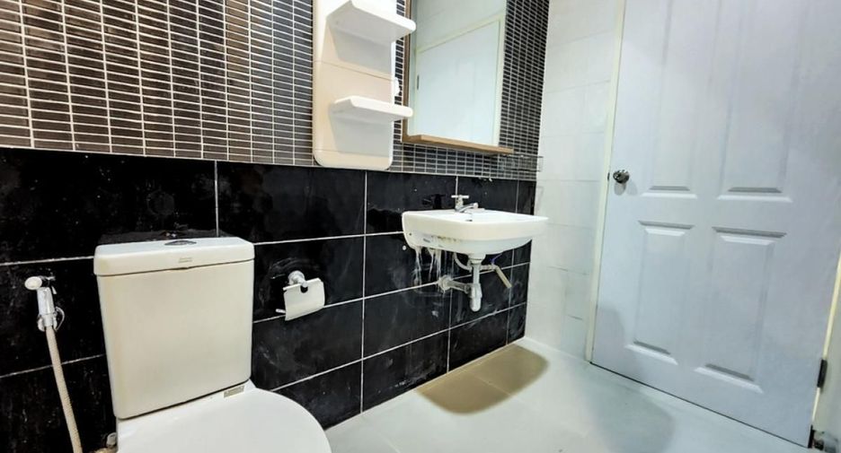 Haus zum Kauf mit 5 Zimmer in Taling Chan, Bangkok