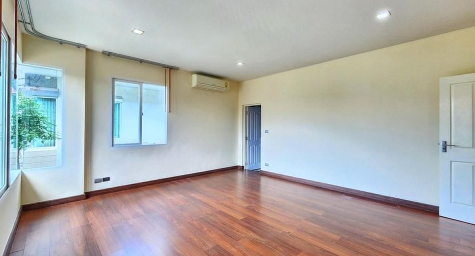 Haus zum Kauf mit 5 Zimmer in Taling Chan, Bangkok