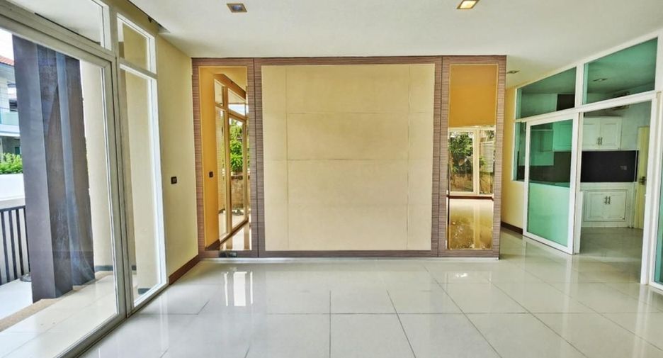 Haus zum Kauf mit 5 Zimmer in Taling Chan, Bangkok