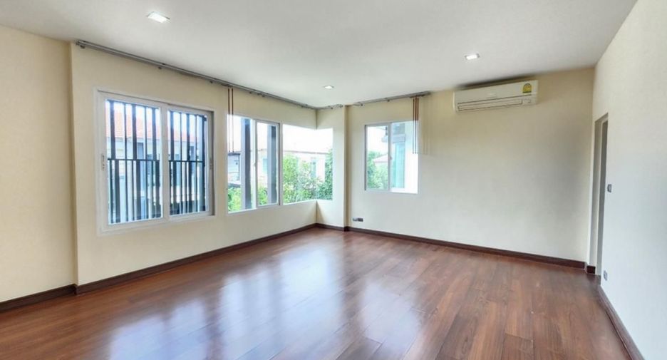Haus zum Kauf mit 5 Zimmer in Taling Chan, Bangkok