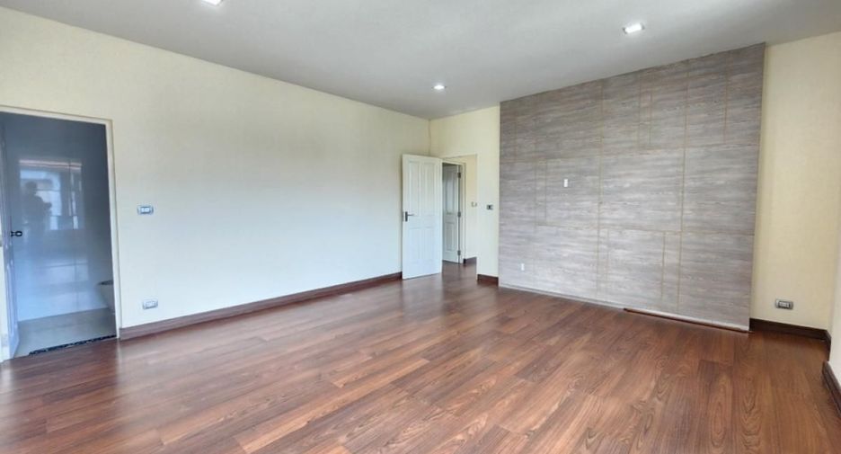 Haus zum Kauf mit 5 Zimmer in Taling Chan, Bangkok