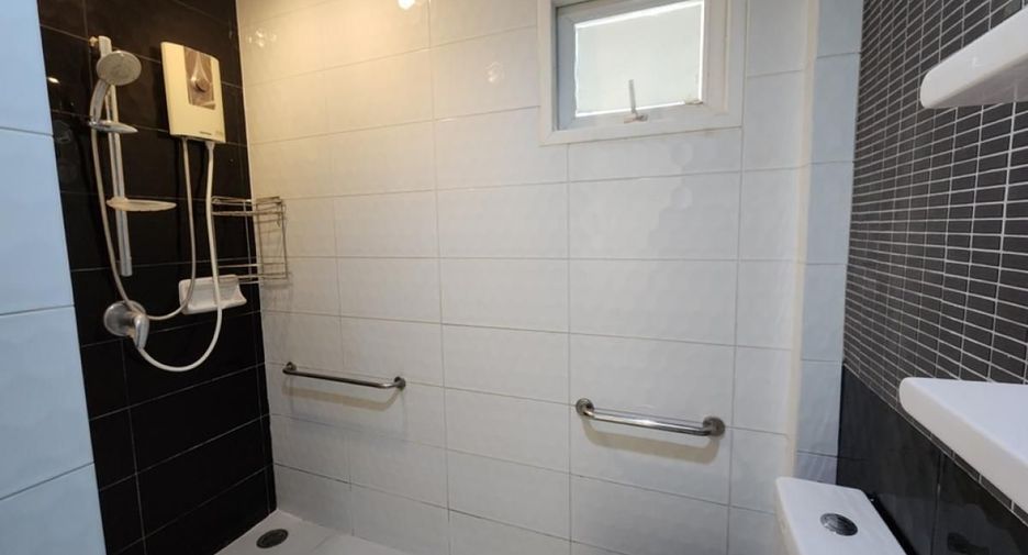 Haus zum Kauf mit 5 Zimmer in Taling Chan, Bangkok