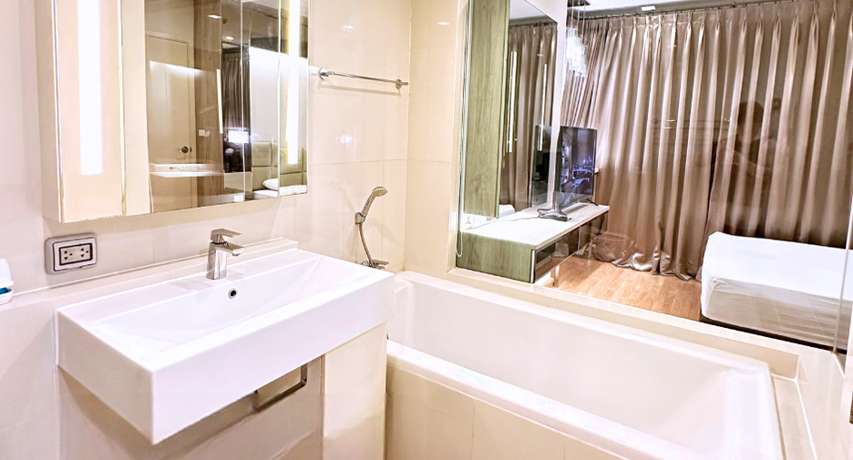 For rent 2 bedrooms condo in Phra Khanong, Bangkok
