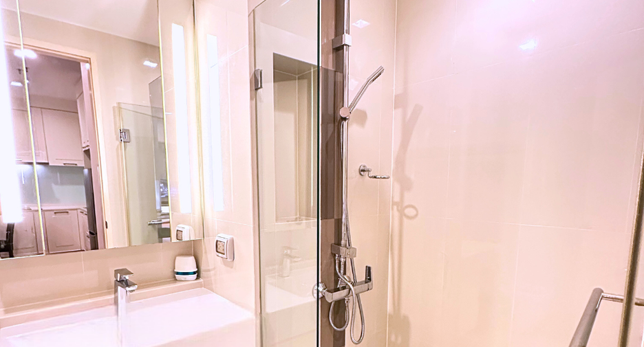 For rent 2 bedrooms condo in Phra Khanong, Bangkok