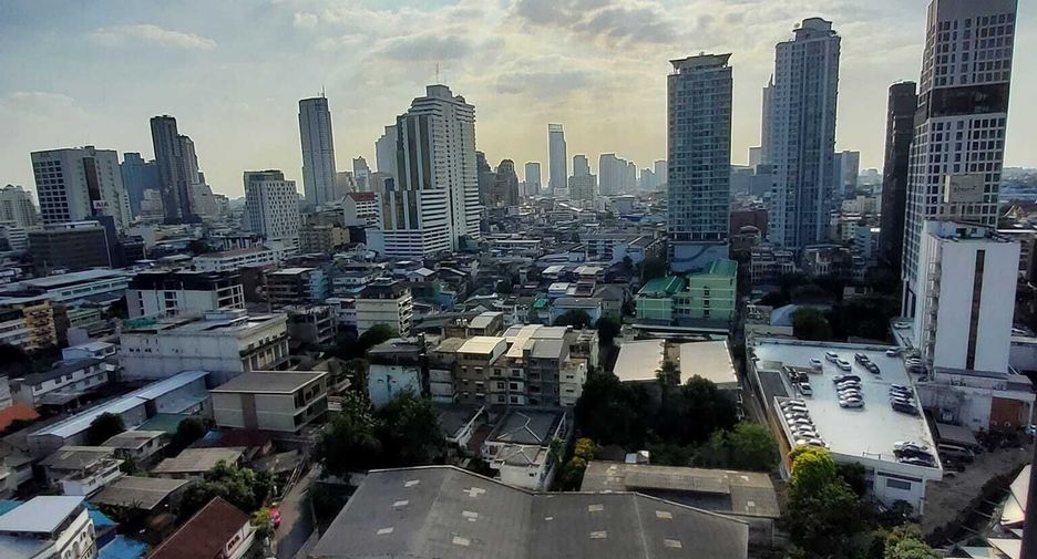 À louer studio condo à Bang Rak, Bangkok
