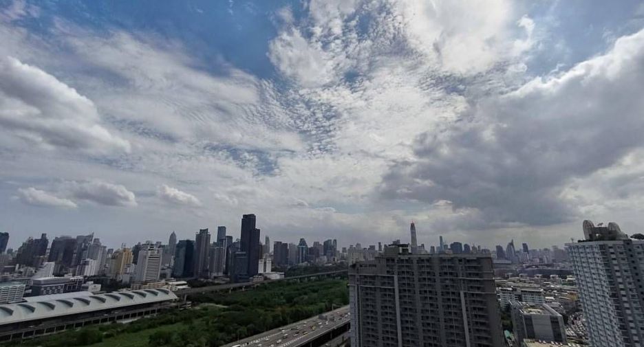 For rent 2 bedrooms condo in Huai Khwang, Bangkok