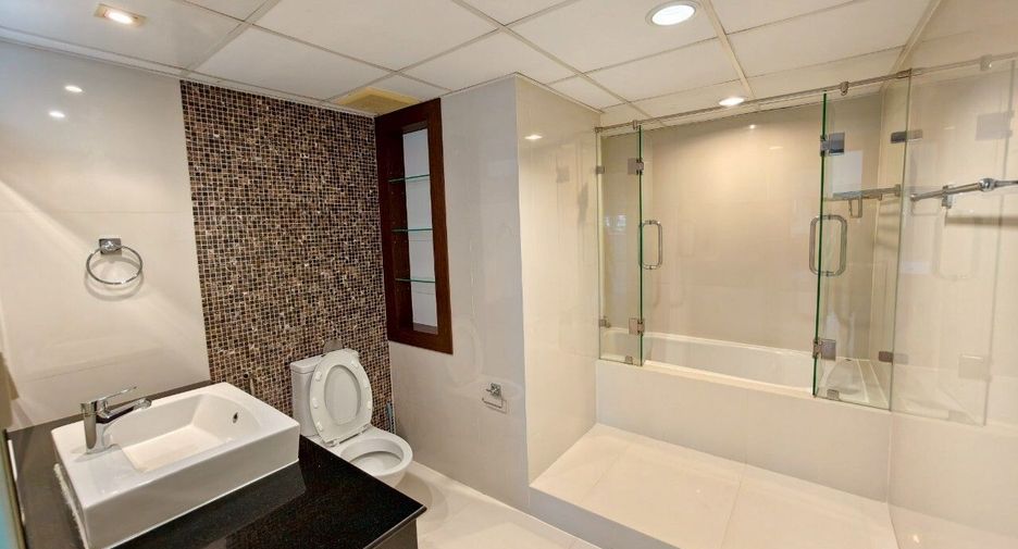 For rent 3 ベッドルーム apartment in Khlong Toei, Bangkok
