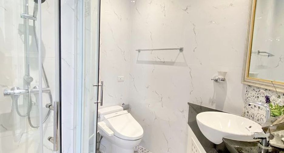 For sale 2 ベッドルーム condo in Khlong Toei, Bangkok