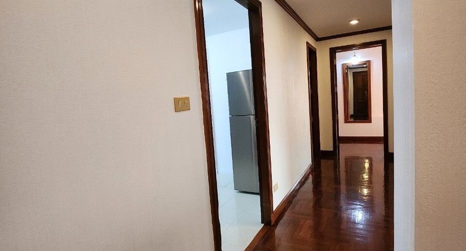 For rent 2 bedrooms condo in Huai Khwang, Bangkok