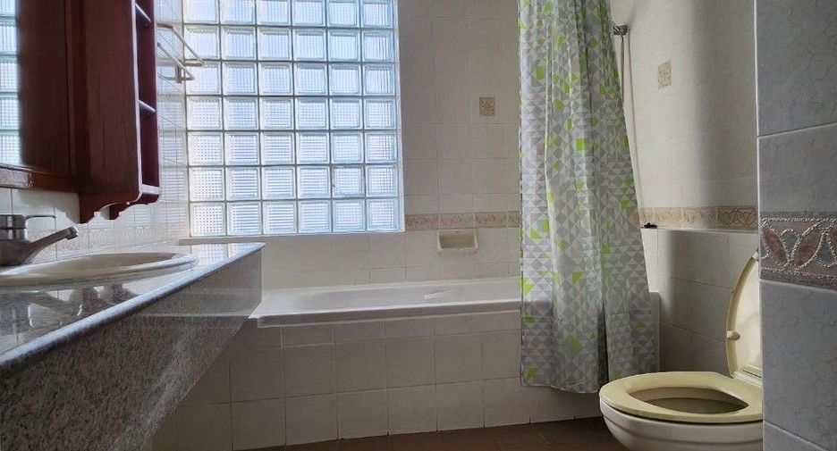 For rent 2 bedrooms condo in Huai Khwang, Bangkok