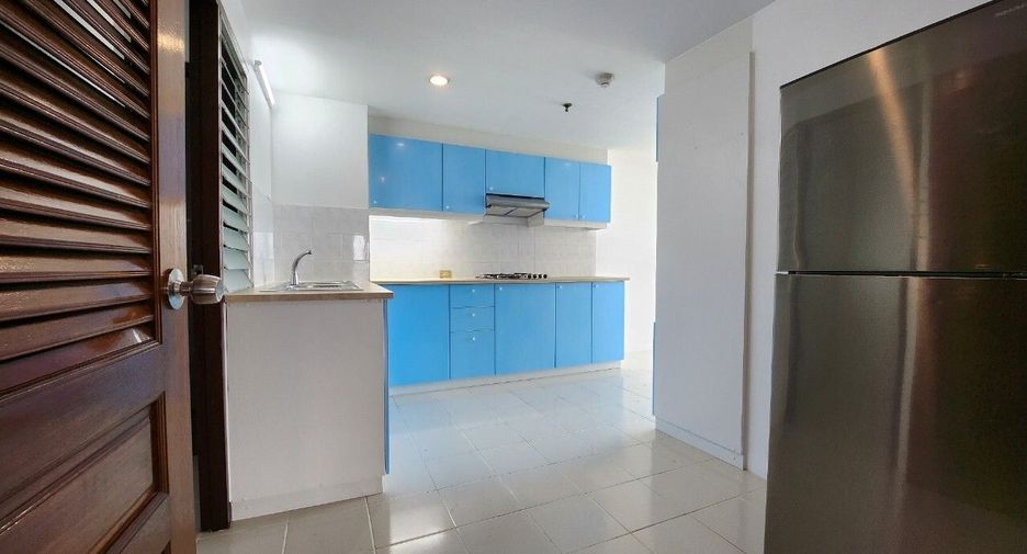 For rent 2 bedrooms condo in Huai Khwang, Bangkok