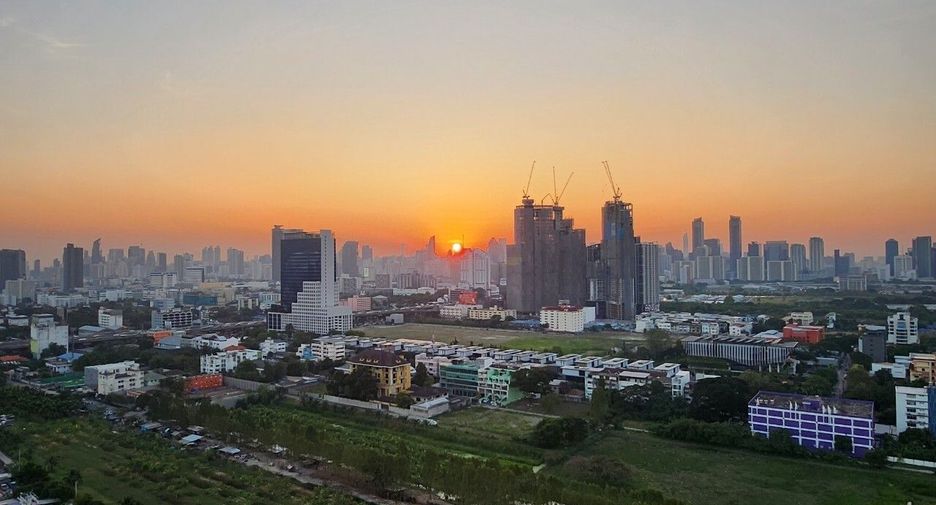 For rent 2 bedrooms condo in Huai Khwang, Bangkok