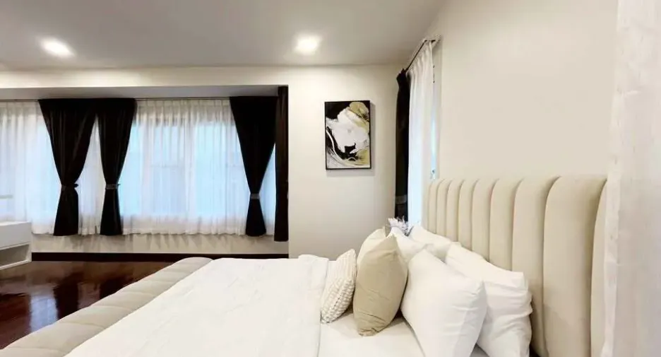 À louer 5 chambres maison à Huai Khwang, Bangkok