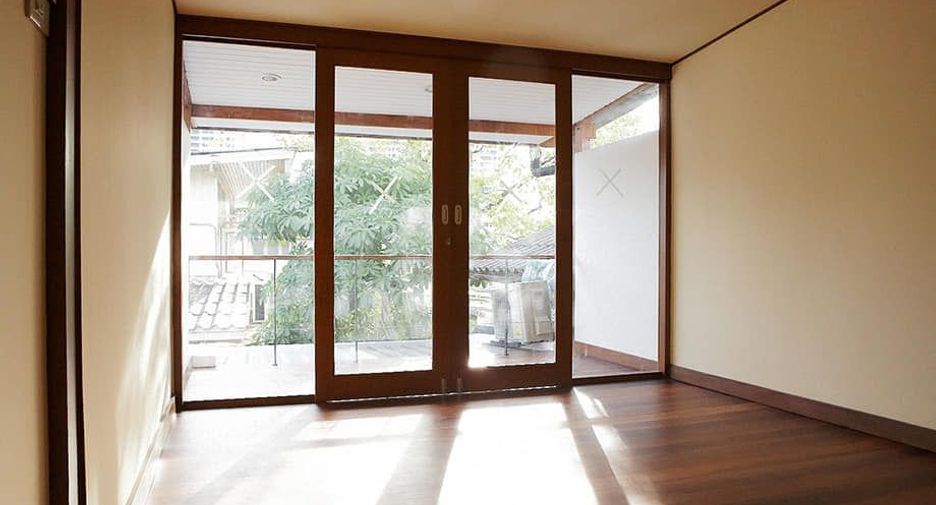 For rent 2 bedrooms townhouse in Watthana, Bangkok