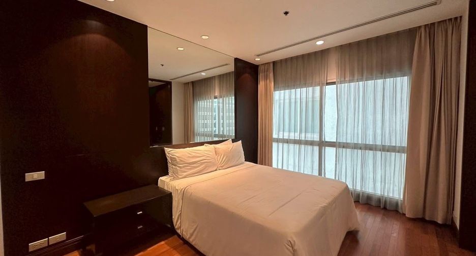 For rent 3 bedrooms condo in Pathum Wan, Bangkok