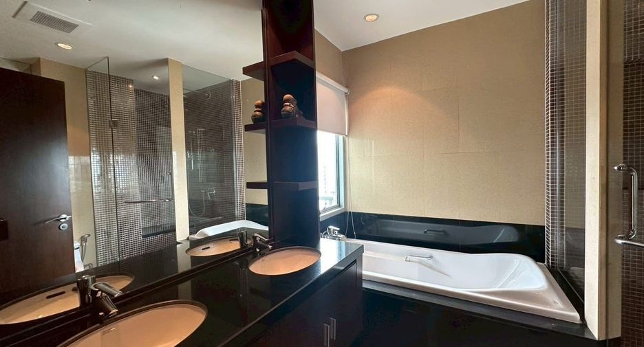 For rent 3 bedrooms condo in Pathum Wan, Bangkok