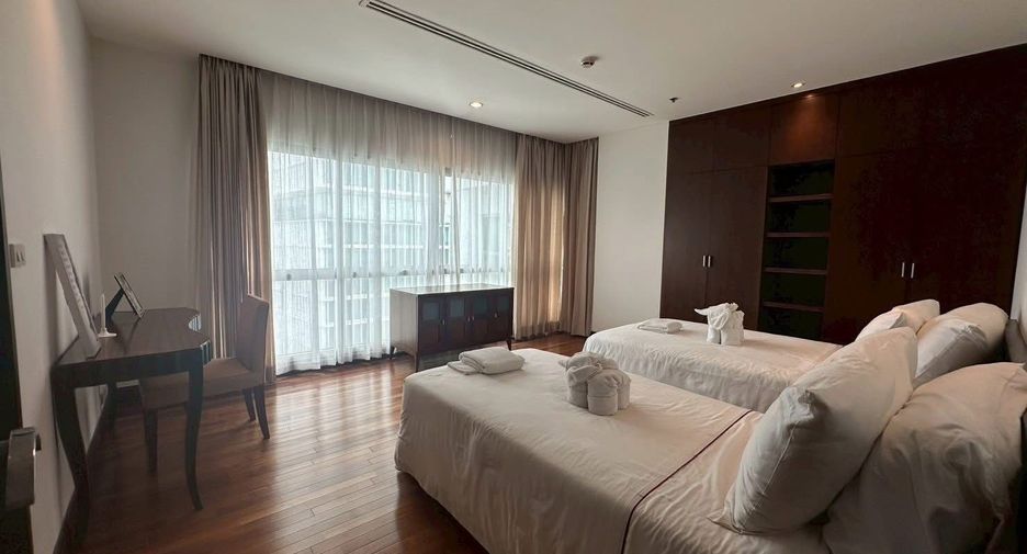 For rent 3 bedrooms condo in Pathum Wan, Bangkok