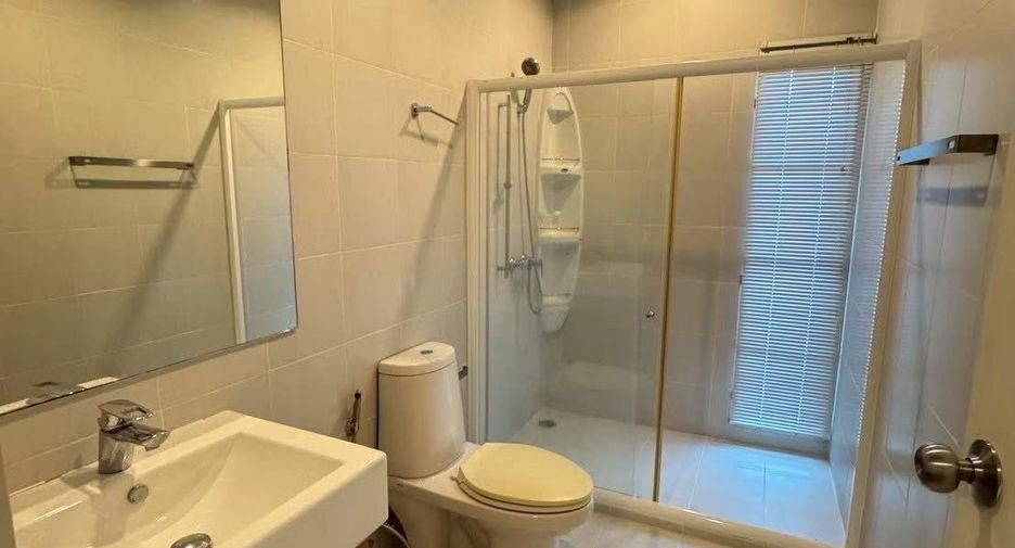 For rent 3 bedrooms townhouse in Suan Luang, Bangkok