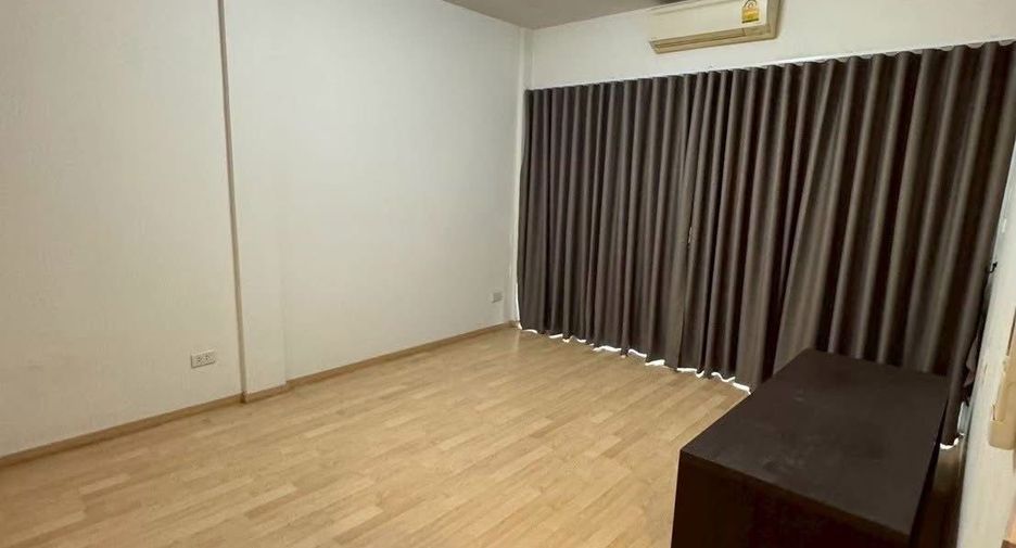 For rent 3 bedrooms townhouse in Suan Luang, Bangkok