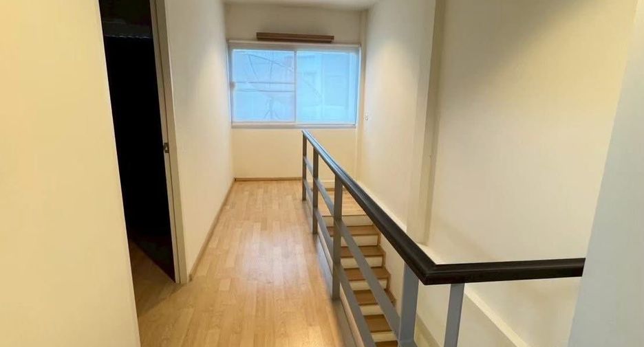 For rent 3 bedrooms townhouse in Suan Luang, Bangkok