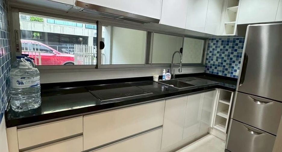 For rent 3 bedrooms townhouse in Suan Luang, Bangkok