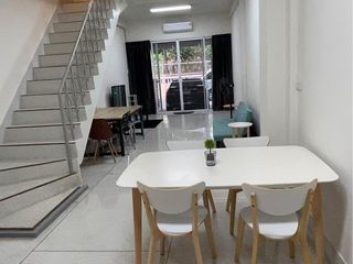 À vendre et à louer 4 chambres maison de ville à Watthana, Bangkok