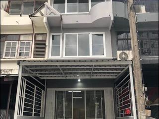 À vendre et à louer 4 chambres maison de ville à Watthana, Bangkok