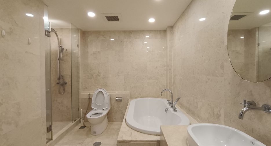 For rent 2 bedrooms condo in Khlong Toei, Bangkok