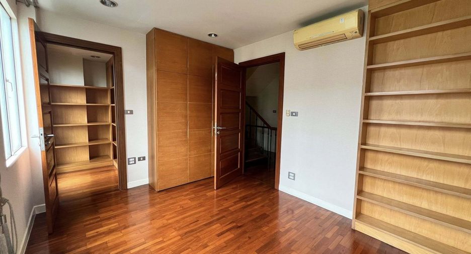 Casa en alquiler de 4 habitaciones en Watthana, Bangkok