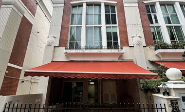 Haus zur Miete mit 4 Zimmer in Watthana, Bangkok