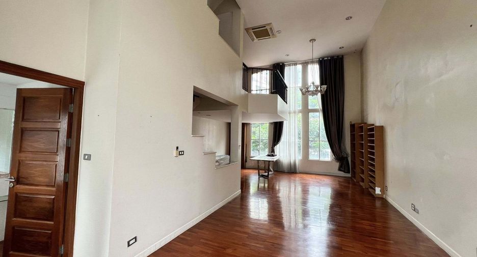 Casa en alquiler de 4 habitaciones en Watthana, Bangkok