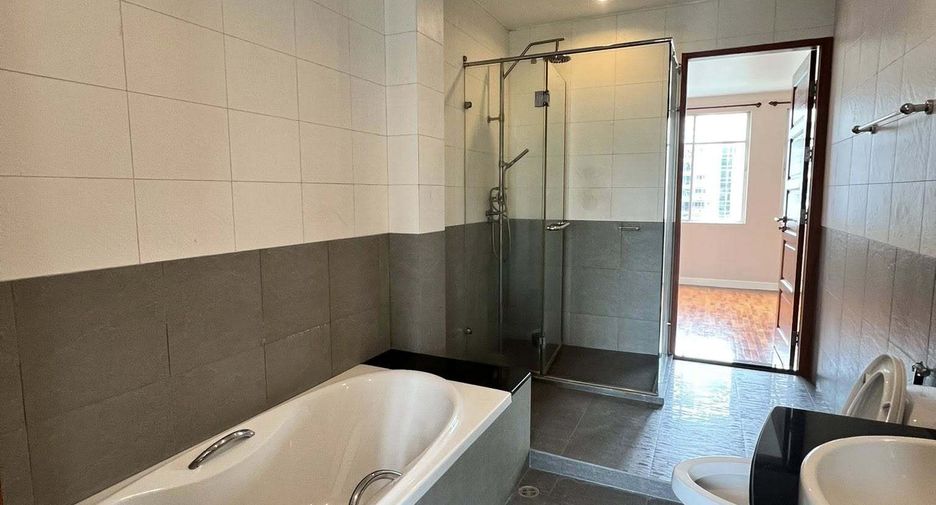 Casa en alquiler de 4 habitaciones en Watthana, Bangkok
