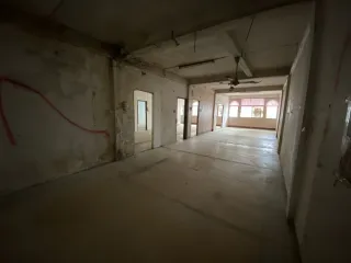 Local comercial en venta y en alquiler de 4 habitaciones en Khlong San, Bangkok
