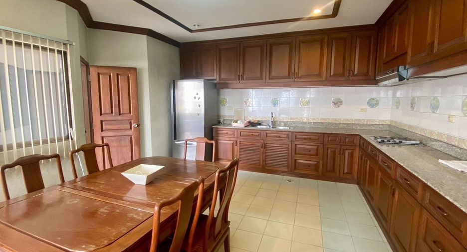 For sale 3 bedrooms condo in Watthana, Bangkok