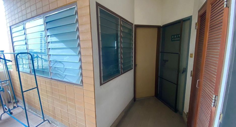 For sale 3 bedrooms condo in Watthana, Bangkok