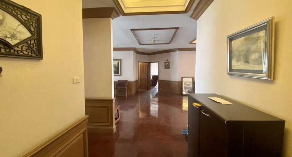 For sale 3 bedrooms condo in Watthana, Bangkok