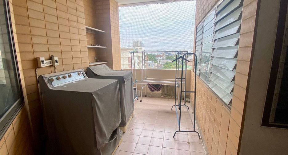 For sale 3 bedrooms condo in Watthana, Bangkok
