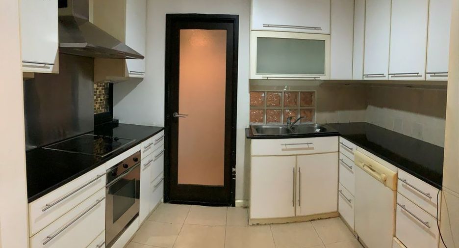 For rent 3 bedrooms condo in Watthana, Bangkok