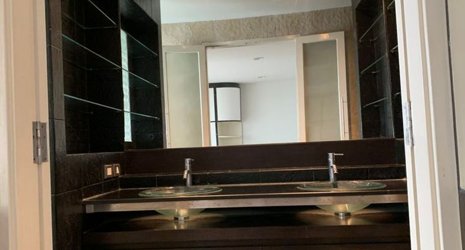 For rent 3 bedrooms condo in Watthana, Bangkok