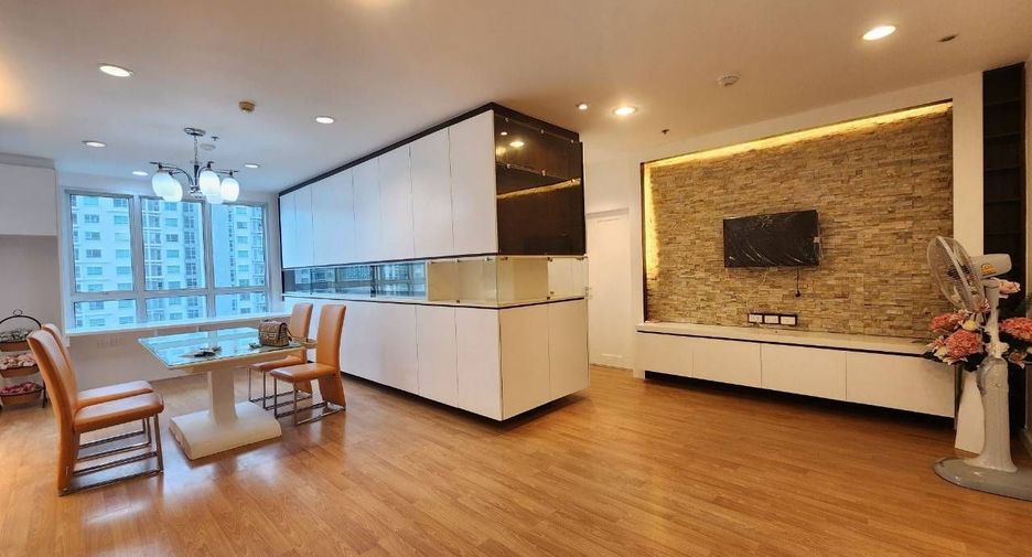 For sale and for rent 2 bedrooms condo in Huai Khwang, Bangkok