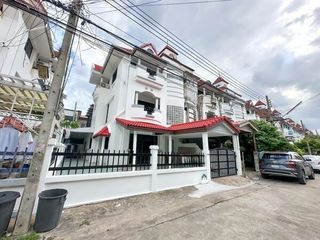 Reihenhaus zur Miete mit 3 Zimmer in Phra Khanong, Bangkok