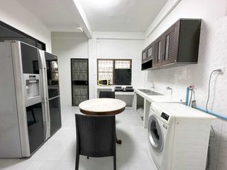 Reihenhaus zur Miete mit 3 Zimmer in Phra Khanong, Bangkok