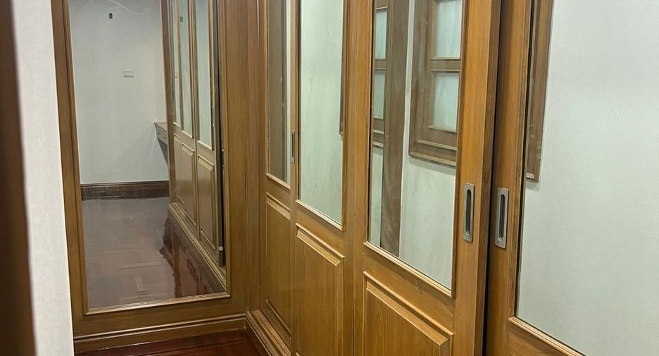 For sale 3 bedrooms condo in Khlong Toei, Bangkok