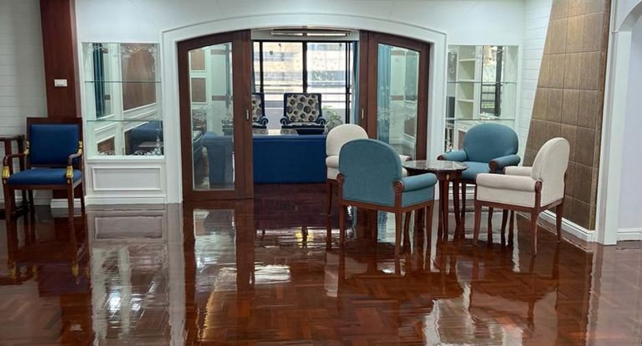 For sale 3 bedrooms condo in Khlong Toei, Bangkok