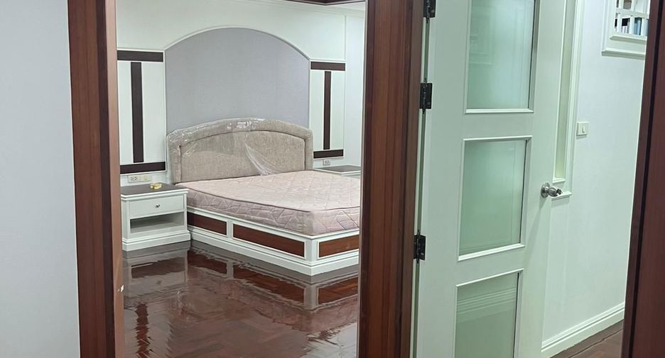 For sale 3 bedrooms condo in Khlong Toei, Bangkok