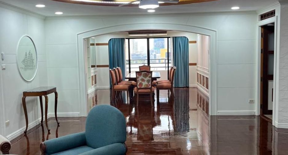 For sale 3 bedrooms condo in Khlong Toei, Bangkok
