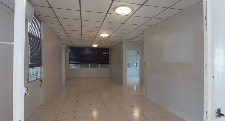 Haus zur Miete mit 3 Zimmer in Huai Khwang, Bangkok
